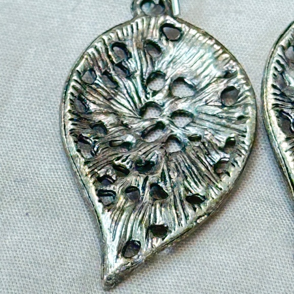 2/$15 Silver tone dangle earrings w/beads Leaves have filigree design - Picture 8 of 15